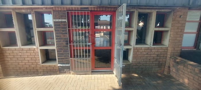 Retail space to rent in Valhalla, 71m² with signage options available.