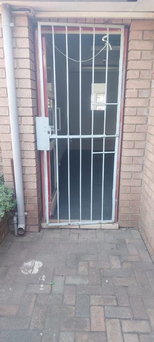 Office space to rent in Valhalla, 82m2 with signage options available.