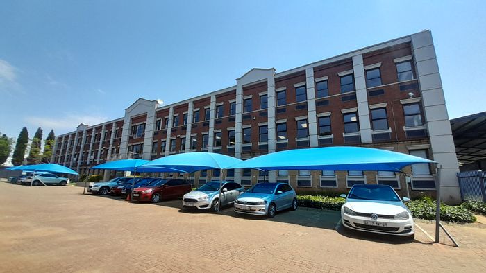 To Rent: 750m² Office in Randjespark with lift access and fibre connectivity.