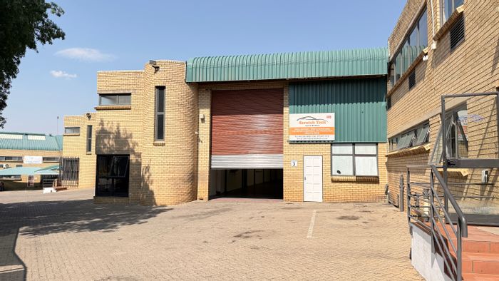 Gateway Industrial Park To Rent: 24-hour security, ample yard space, great connectivity.