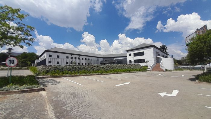 Vorna Valley Office To Rent: 1,922m² space with flexible layout and amenities.