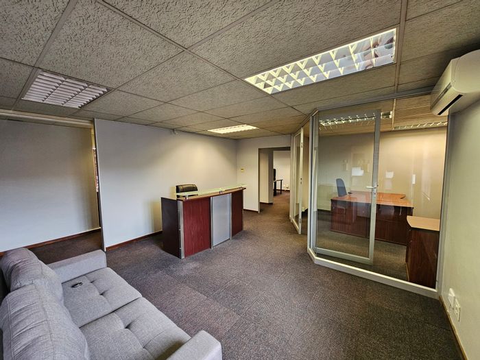 Die Hoewes Office To Rent: 108sqm, furnished, secure park, 24/7 access, fiber internet.
