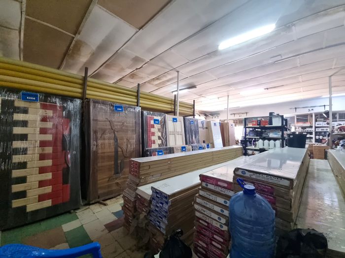 Prime Commercial Business Centre in Koster Central For Sale - 948m², 3-Phase Power.