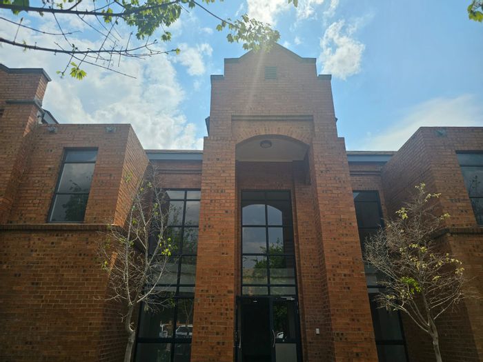 Faerie Glen Business To Rent: 191m² office with open-plan, private offices, parking.