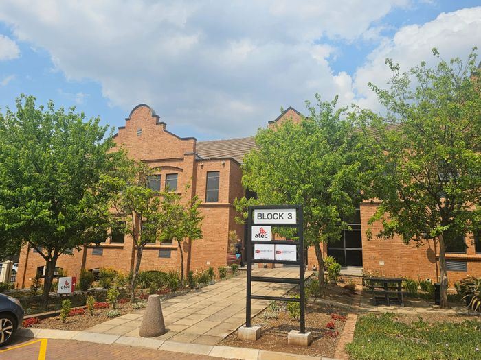 Faerie Glen Business Space To Rent: Open-plan, private offices, fibre, ample parking.