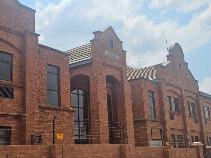 To Rent: Business Office Space in Faerie Glen with Open-Plan and Private Offices.