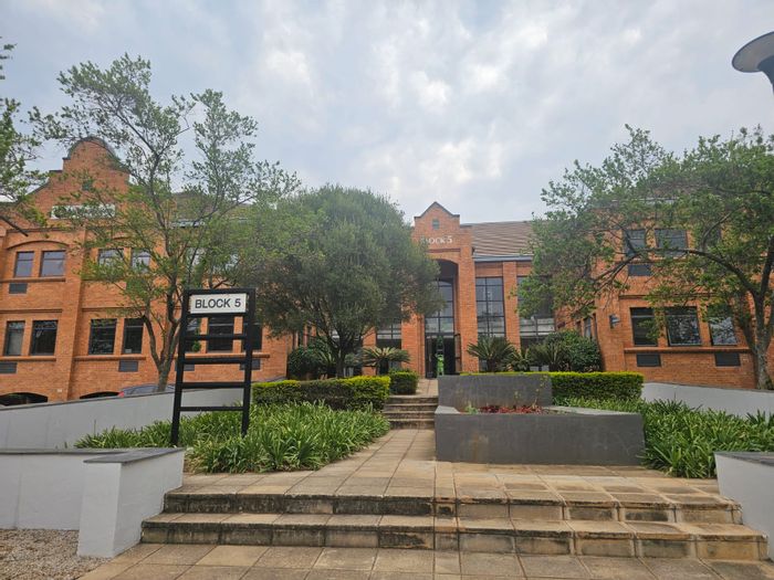 Faerie Glen Business Space To Rent: 104 m², open-plan, private offices, fibre internet.