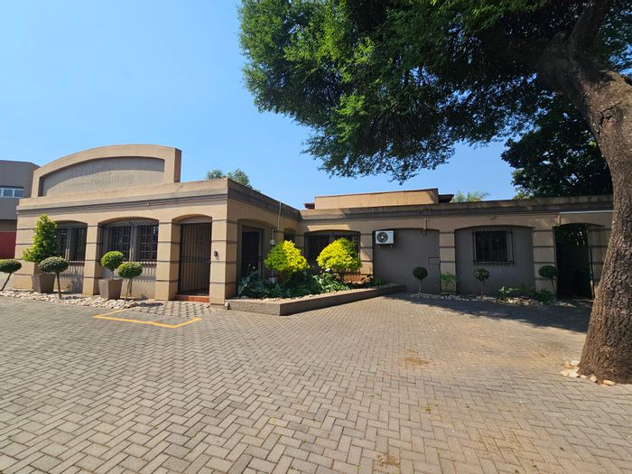 Doringkloof Office To Rent: 280sqm, secure access, boardroom, ample parking.