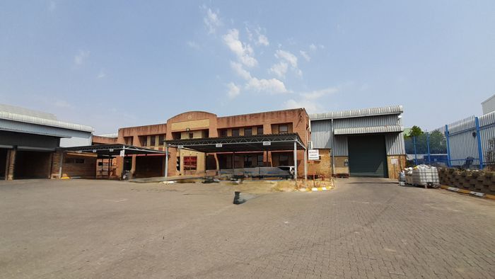 Industrial property in Randjespark to rent with yard, offices, and secure access.