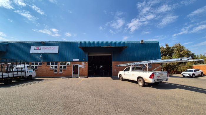 Industrial warehouse to rent in Hennopspark: 3-phase power, loading area, mezzanine office.