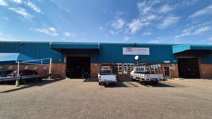 Industrial warehouse to rent in Hennopspark: 518m², office space, secure access.