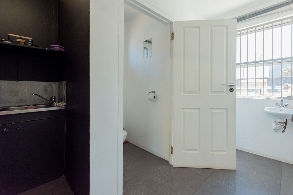 Kitchenette and 2 toilets