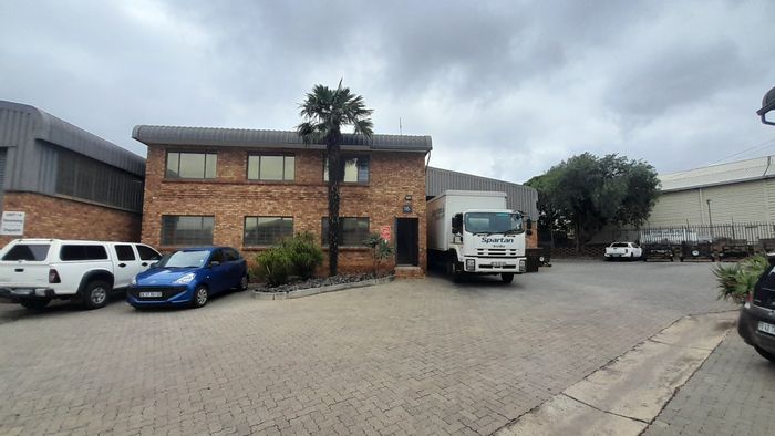 Industrial unit to rent in Halfway House with office, secure access, and amenities.