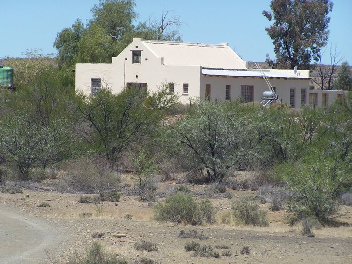 For Sale: 5579 ha farm in Leeu Gamka with water, camps, and game potential.