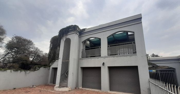 Rietfontein Office To Rent: 100m² with private offices, balcony, and parking included.