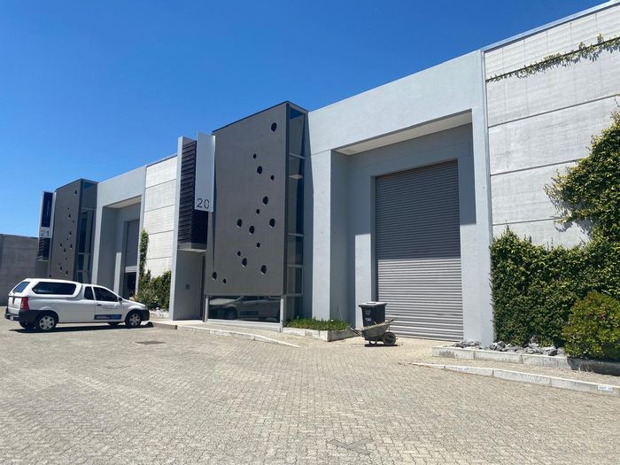 Industrial Warehouse To Rent in Brackenfell Industrial: 422m2, loading bays, office space.