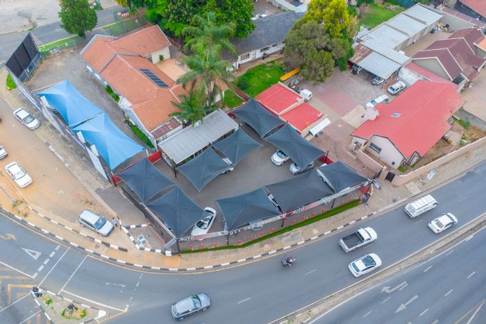 For Sale: Business property in Bordeaux with high visibility, ample parking, and zoning approved.