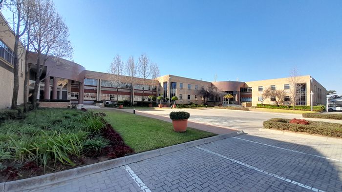 To Rent: Office in Randjespark with integrated spaces, ample parking, and fibre connectivity.