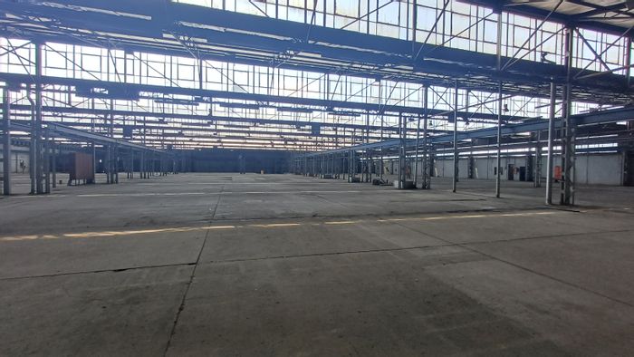 14,000m² Industrial Space to Rent in Henville with Cranes and Office Facilities.