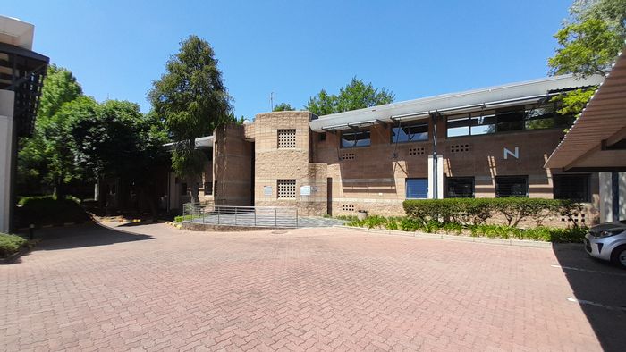 To Rent: 517m² Office in Randjespark with boardroom, kitchens, and 24/7 security.