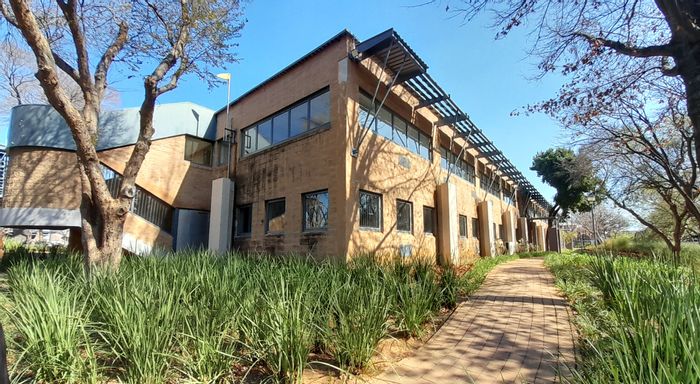 Office To Rent in Randjespark: 683m², flexible layout, secure park, amenities included.