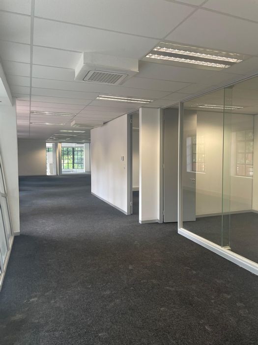 Bryanston Office To Rent: 363.74 m², 8 offices, parking, backup systems.