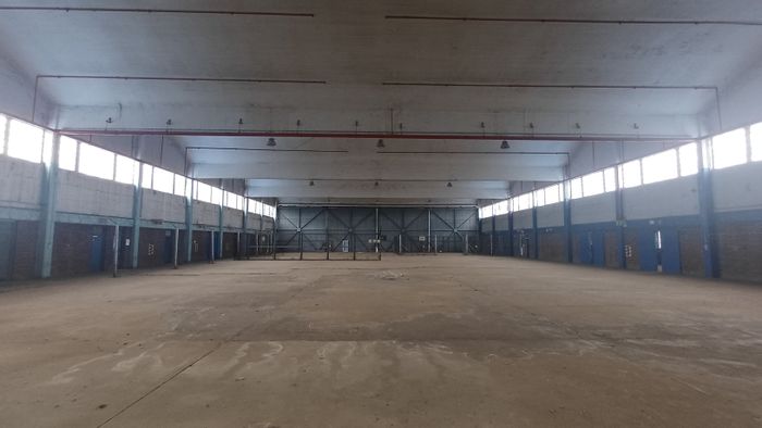 10,000m² Industrial Space to Rent in Leeuwkuil with ample parking and access.