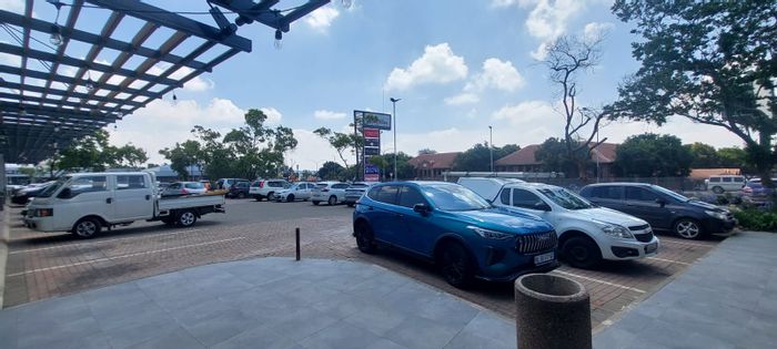 Retail unit in Die Hoewes to rent, high visibility, foot traffic, parking available.