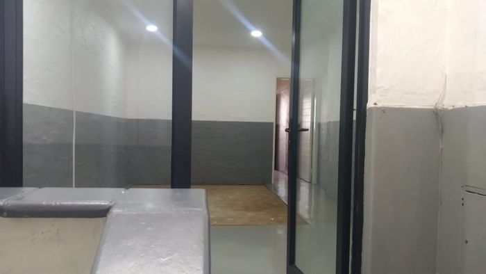 Industrial space to rent in South Beach with multiple work areas and amenities.