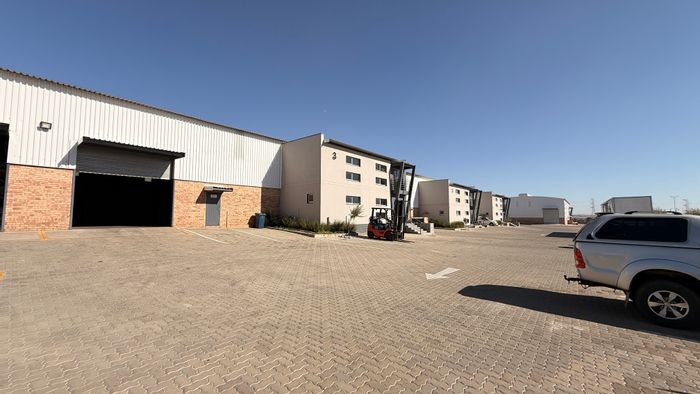 Industrial warehouse to rent in Knopjeslaagte with 60A power and secure access.