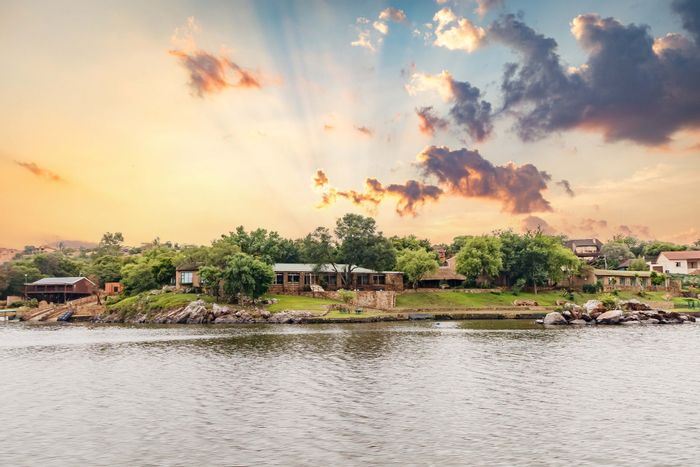 Vaaloewer Hotel For Sale: Conference facilities, liquor license, river views, 11 rooms.