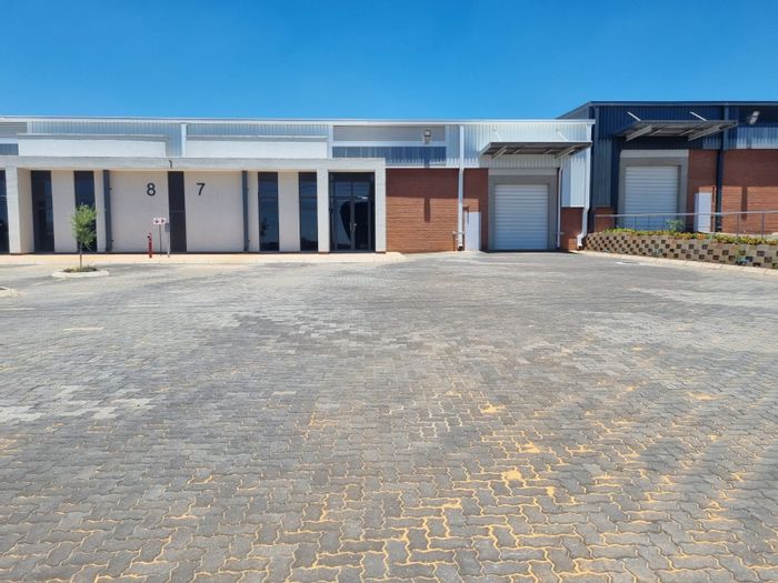 Industrial Warehouse To Rent in Highveld: 495 m², secure access, ample parking.