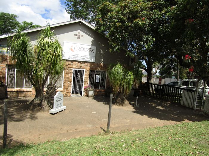 Prime office space for sale in Humansdorp Central with multiple offices and garage.