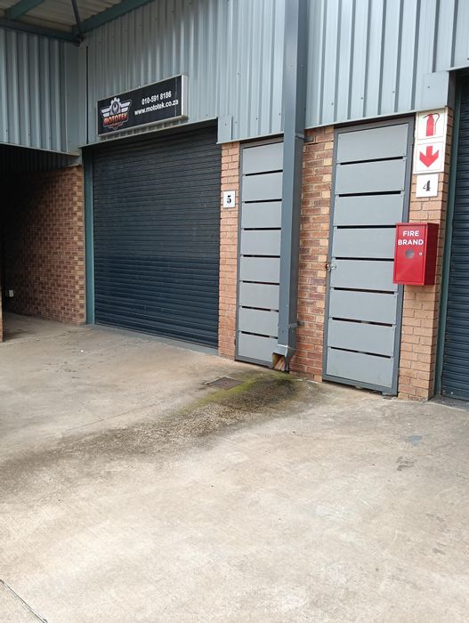 Industrial space to rent in N4 Gateway: 242m2 with 3-phase power access.