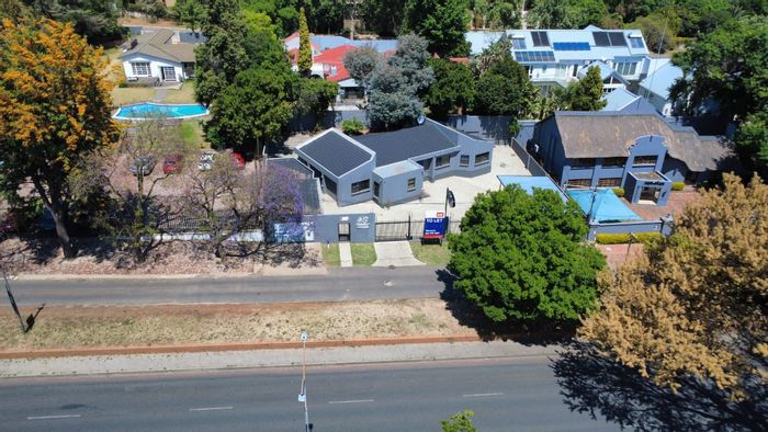 Prime 300m² office space in Parkmore, to rent with ample parking and amenities.