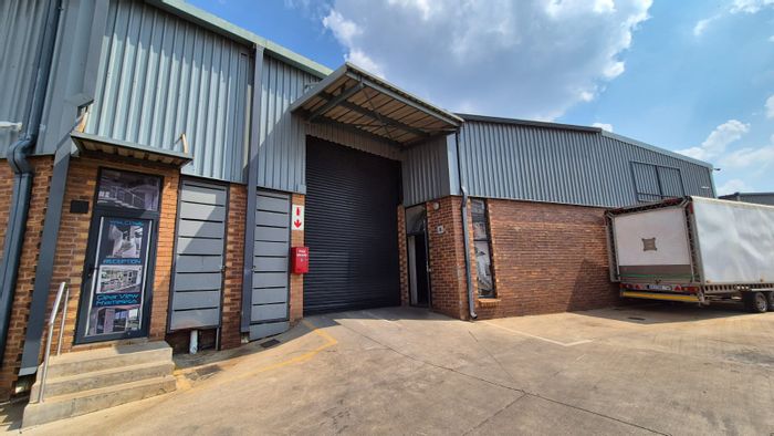 Industrial unit to rent in N4 Gateway Industrial Park with secure access and amenities.