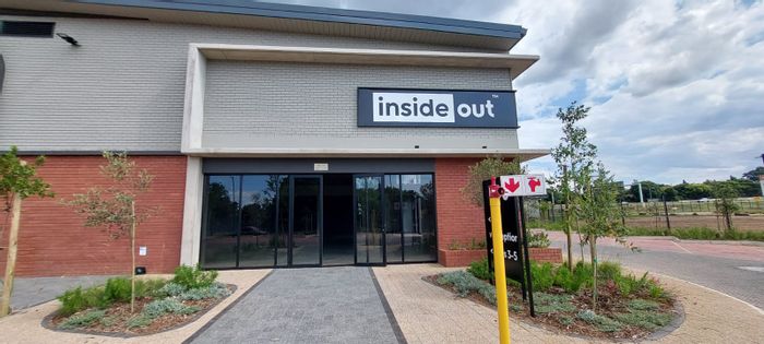 Retail space to rent in Rooihuiskraal North, 555 m² with high visibility.