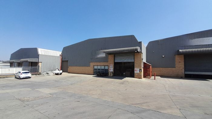 Randjespark Office To Rent: 1,653m², security, fibre, backup power, easy access.