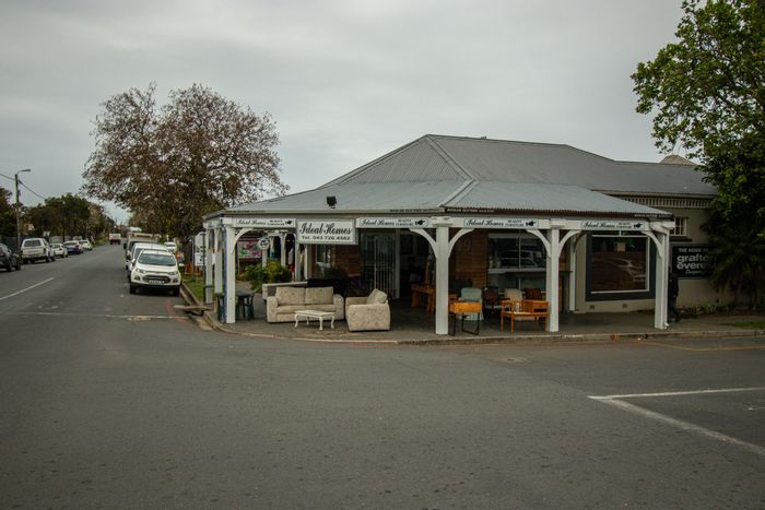 For Sale: Retail investment in Vincent with 14 rental units and development potential.