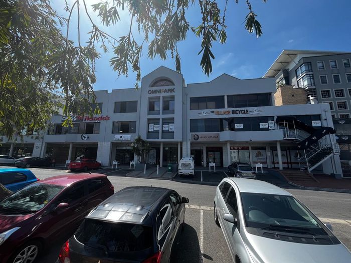 To Rent: Restaurant in Bo Oakdale with spacious layout, large kitchen, and parking.