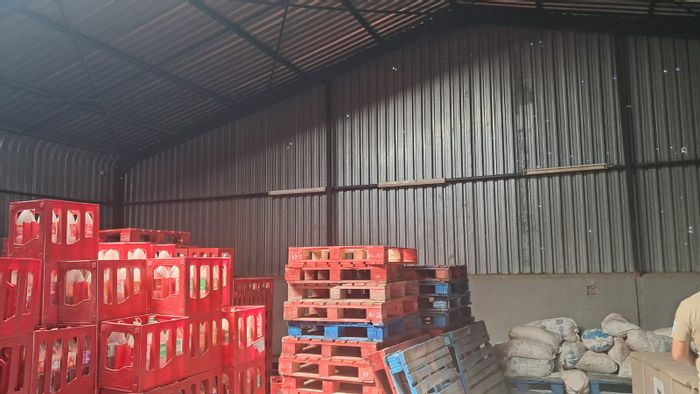 Industrial Office Space To Rent in Clayville, 280m² with parking and amenities.