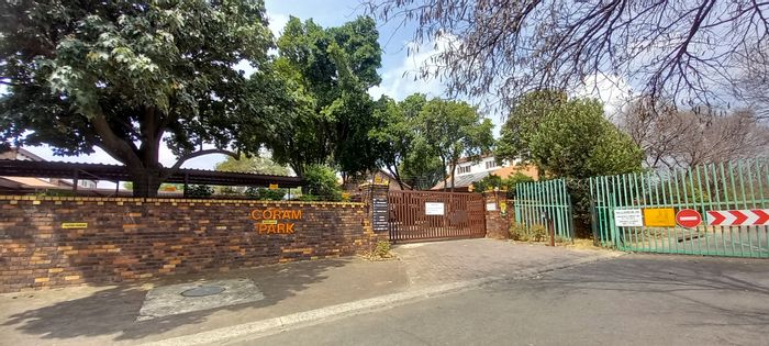 Office to Rent in Randpark Ridge: Reception, boardrooms, kitchen, ample parking, high-speed internet.