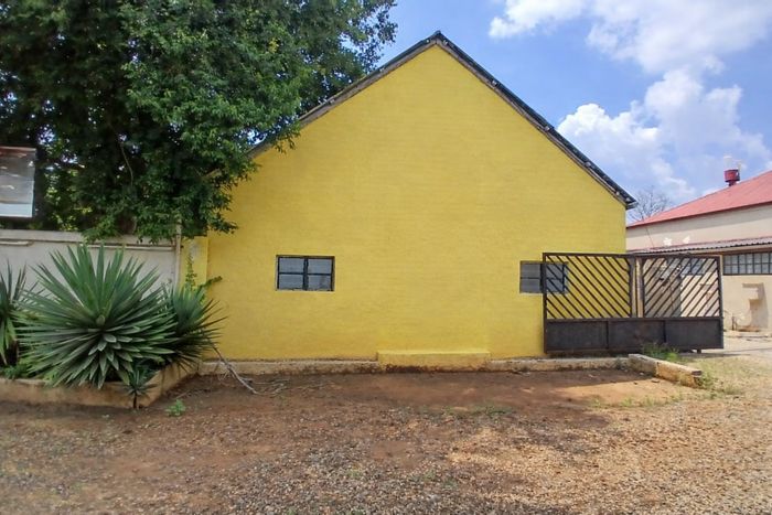 Kroondal Office To Rent: 4-5 offices, near mining, N4 access, customizable space.