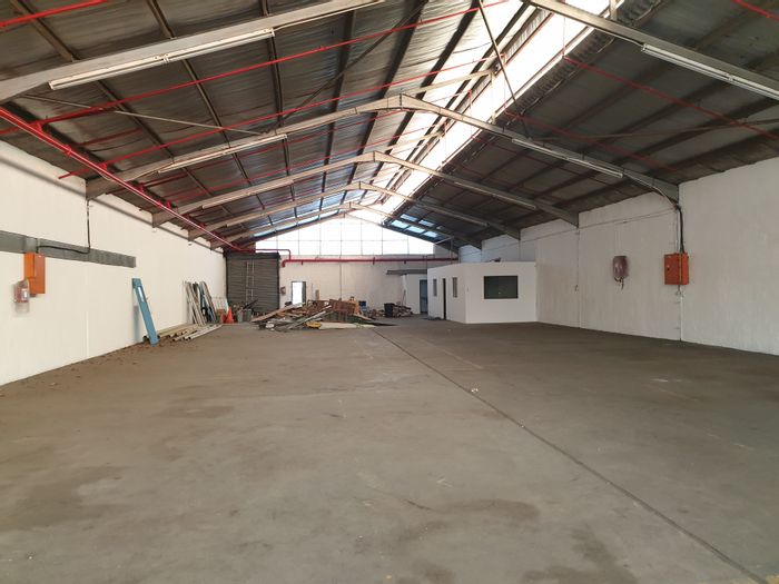Industrial property in New Germany to rent: 1315 m², office, roller door access.