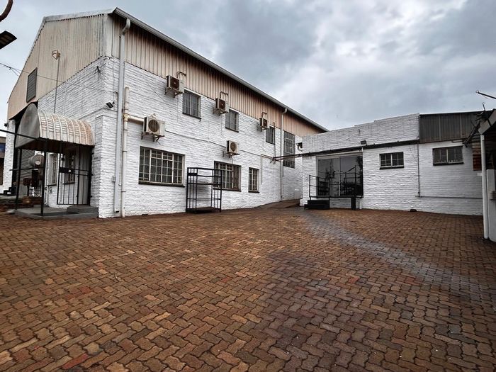 Industrial property in Delporton for sale: 800m² space, 72kVA power, multiple access points.