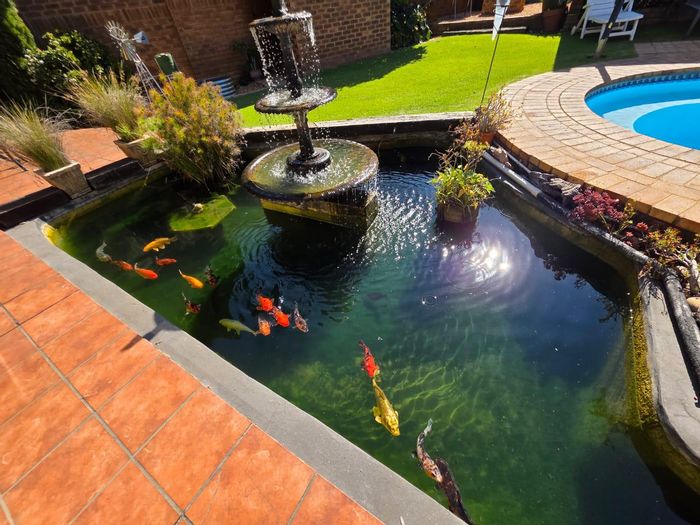 Vanderbijlpark Se 3 Guest House For Sale: 8 rooms, pool, strong income potential.