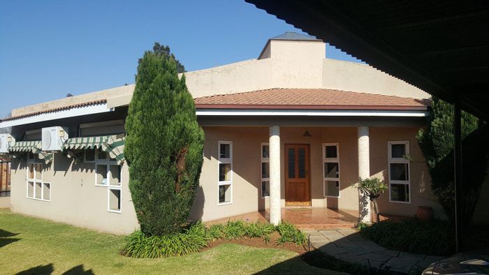 Commercial property for sale in Vanderbijlpark Se 3 with ample parking and versatile space.