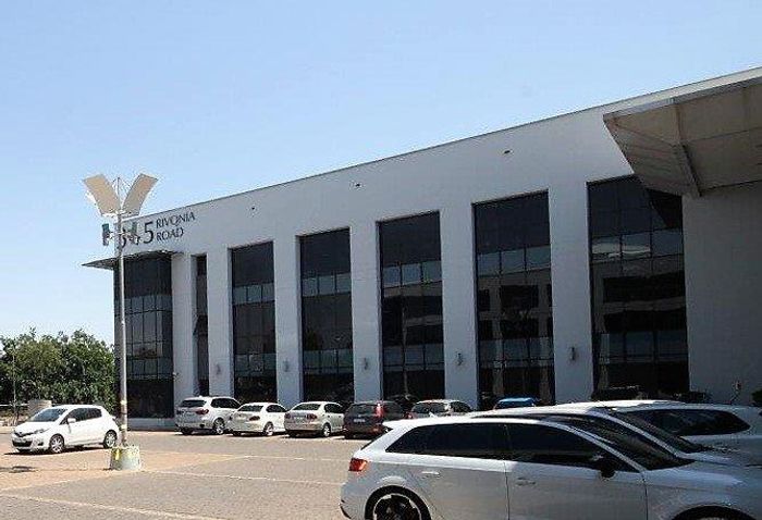Edenburg Office To Rent: Open plan, balcony, 24/7 security, ample parking.