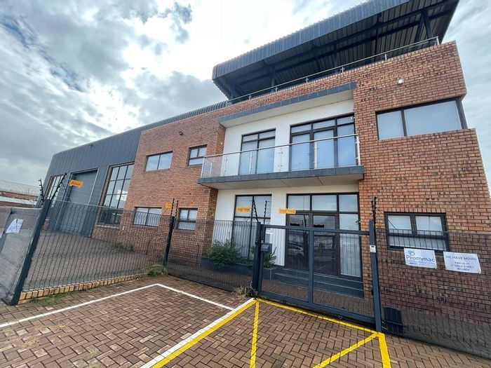 Secunda Central Commercial Property For Sale: 850m², office space, ample parking, security.