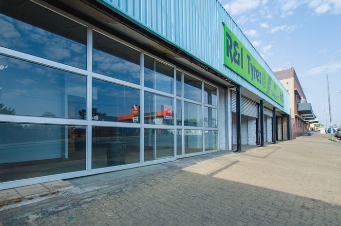 Commercial Space To Rent in Brakpan Central: Glass Front, Office, Toilet Facilities, Alarm.